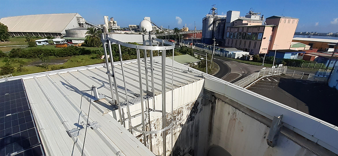 Installation d'échelles à crinoline en Guadeloupe par cordiste professionnel Denis Grasser